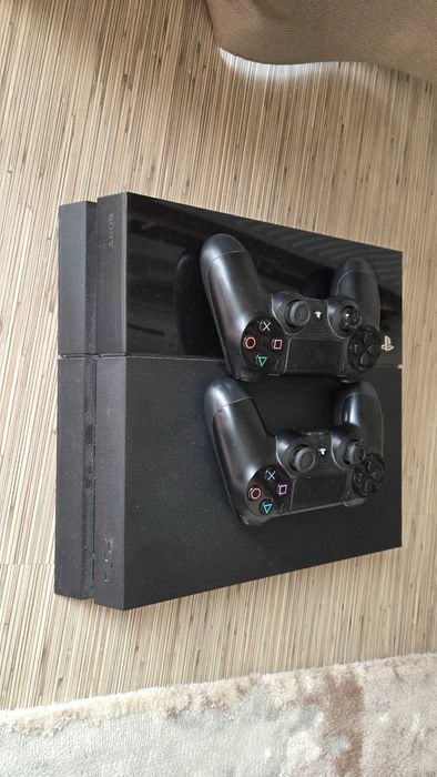 PlayStation 4 cu 2 controlere si 13 jocuri