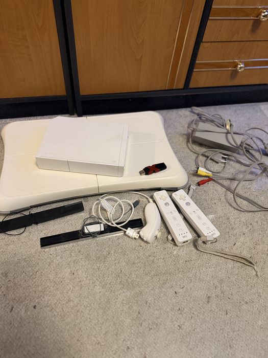 Vând consolă Nintendo Wii modată – pachet complet, perfect funcțional