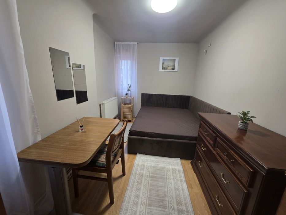 De închiriat apartament trei camere lângă Catedrală