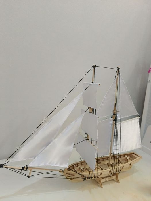 Продам корабль с белыми парусами