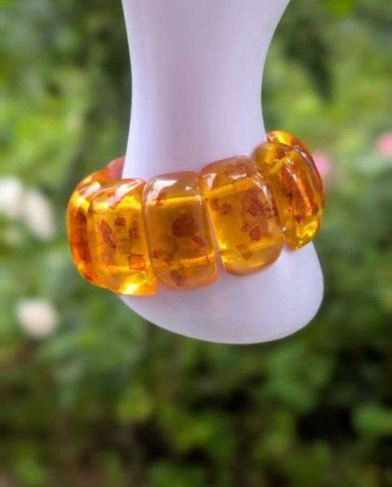 Veche bratara elastica din chihlimbar natural baltic, culoarea mierii, incluziuni si reflexe naturale