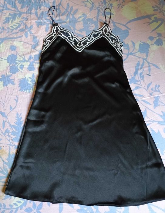 Две нови ефектни сатенени нощници, розова и черна, с дантели, р-р М