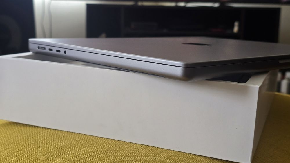 Macbook Pro 16" A2485 M1 Pro 32GB RAM 512gb SSD