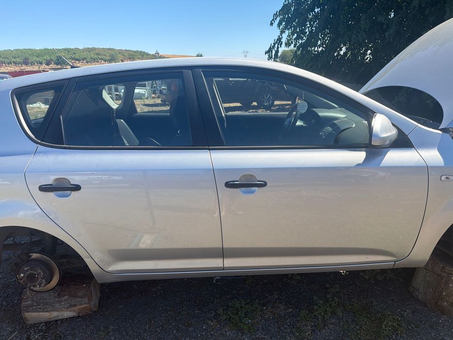 Dezmembrez Kia ceed 2009 1.6 benzină