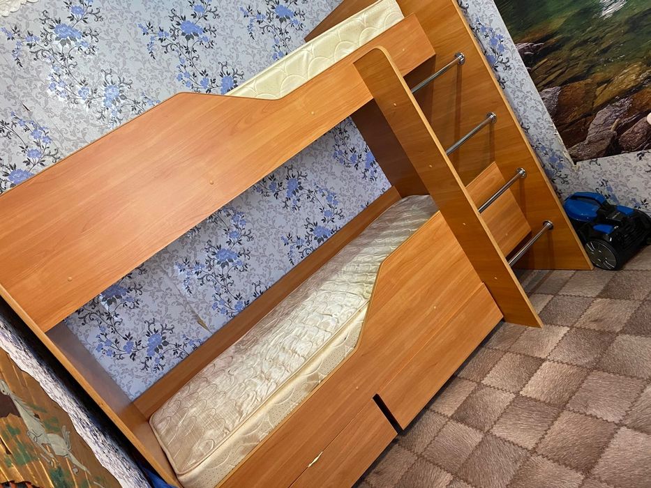 Продам двух ярусную кровать.