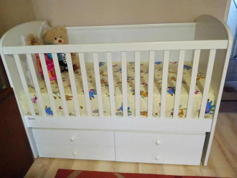 Детска кошара с люлеещ механизъм