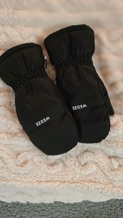 Зимен детски ски-гащеризон и ски принадлежности