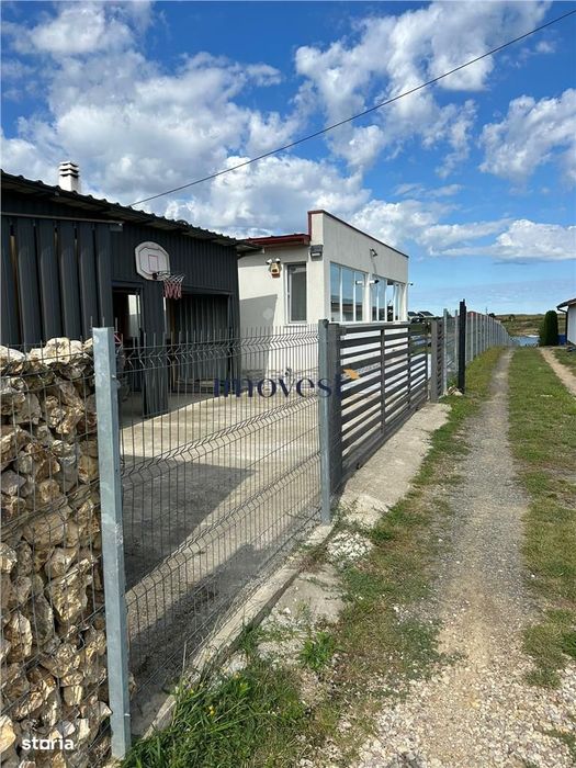 Casa unica de vanzare la Lac Apa – 2.000 mp teren, iesire la lac