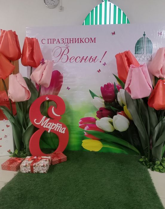 Оформление фото зоны на весну большими ростовыми цветами.