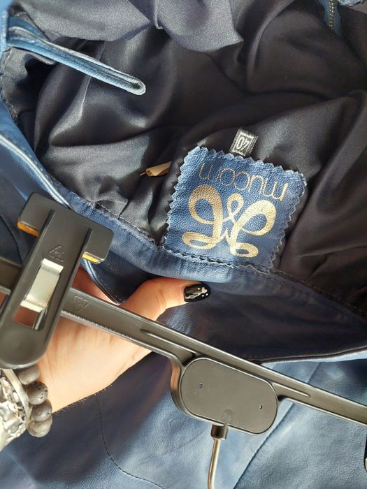 Синя кожена пола