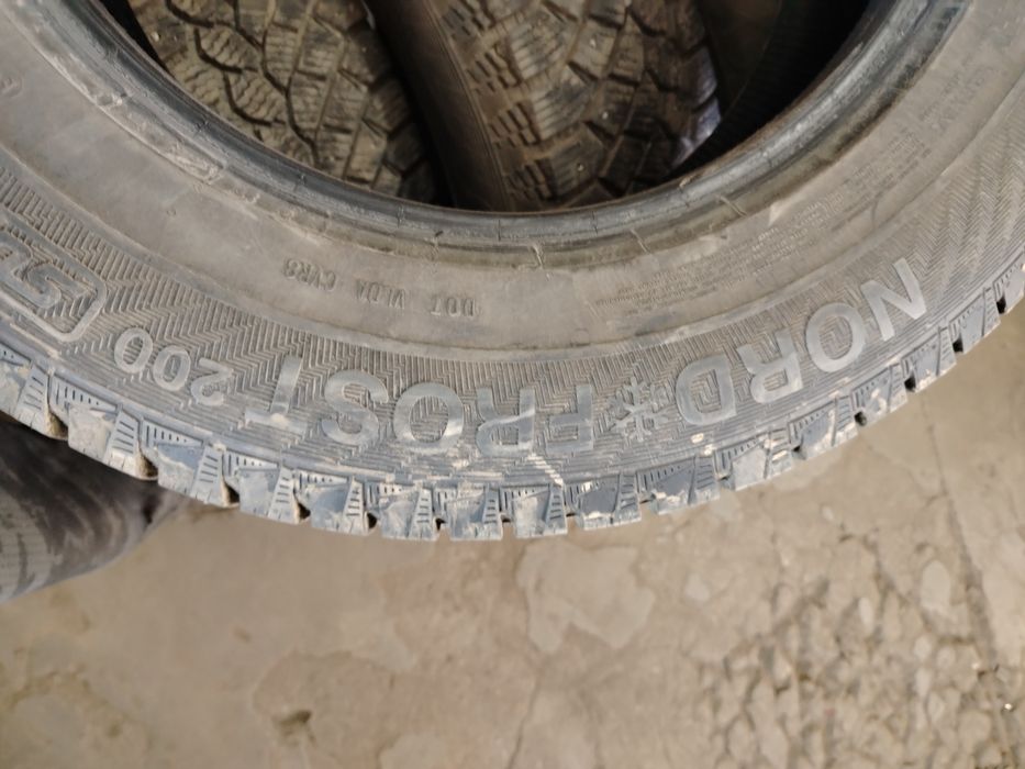 Продам комплект резины 215 /70 р16