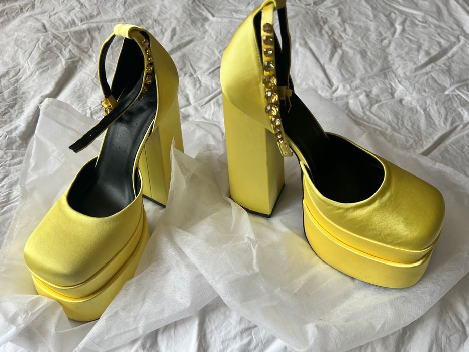 Туфли желтые на высоком каблуке