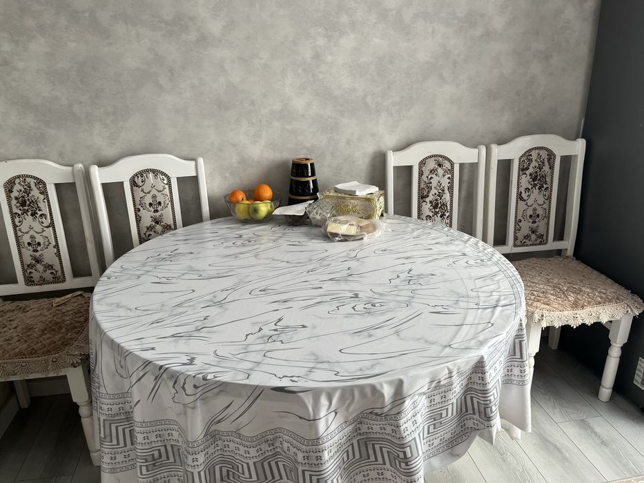 Стол с шестью стулями