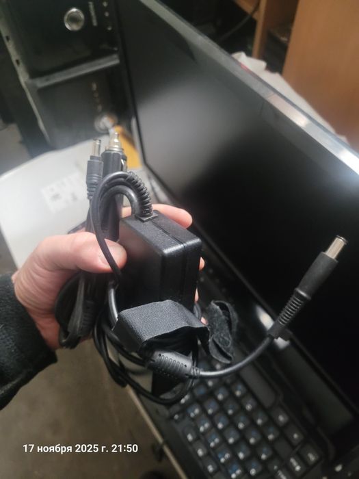 Зарядки для ноутбуков разные