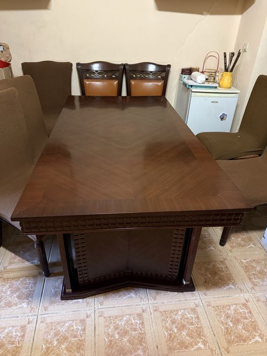 Vând masa luxoasă din lemn masiv pentru sufragerie