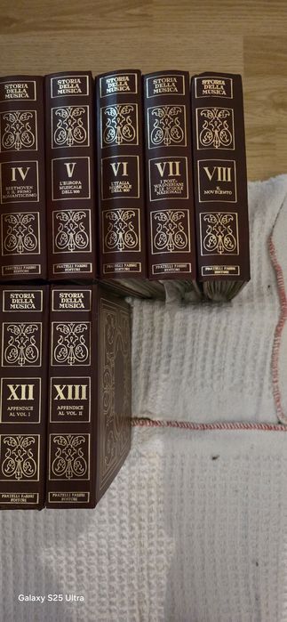 Ofer spre vânzare colecție de 13 volume in stare impecabila