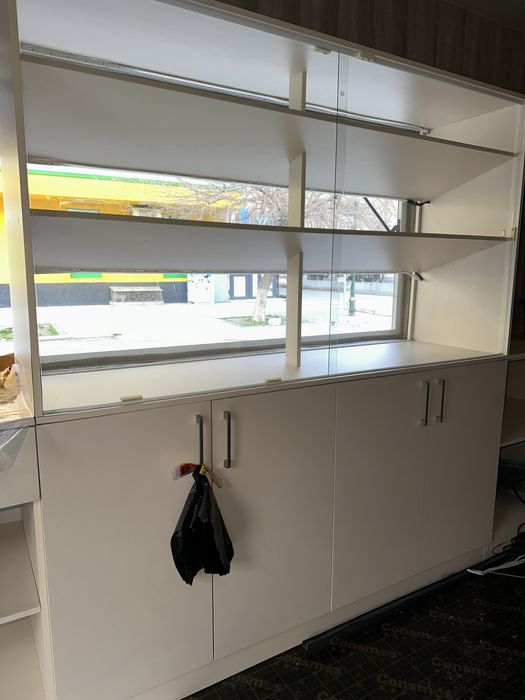 Vitrina mebel holati deyarli yengi