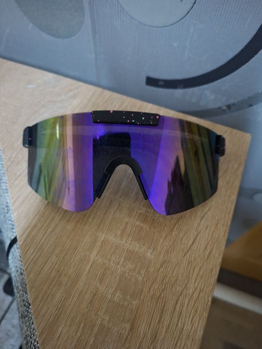 Vand ochelari de soare.