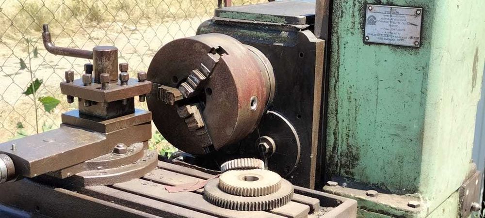 Станок токарный продаеться