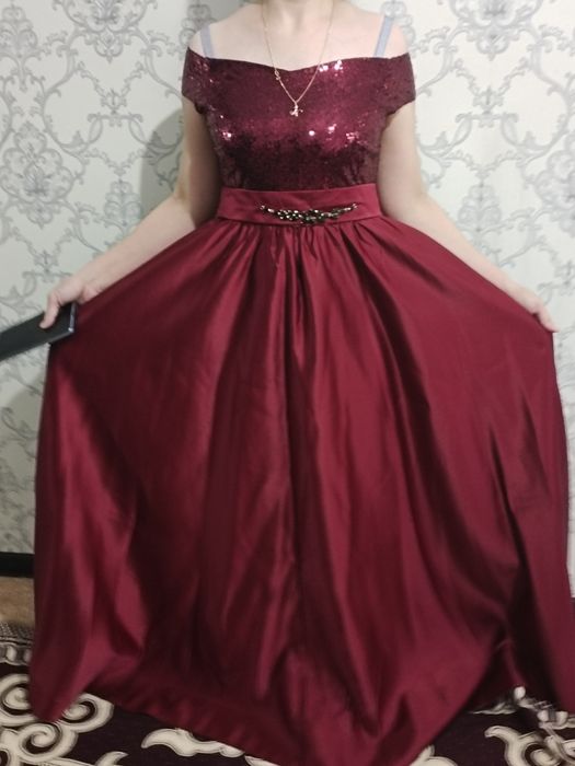 Красное вечернее платье