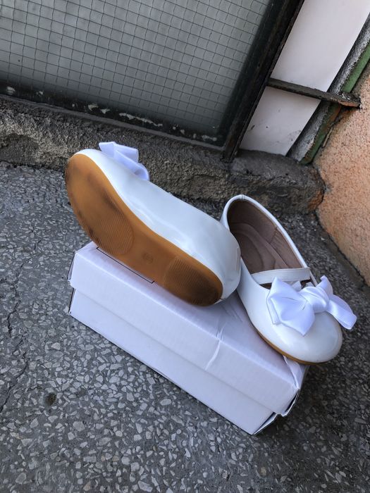 Бели сандали.