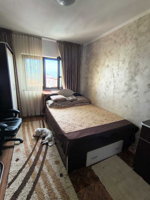 Apartament de vanzare , cu spatiu pentru depozitare la parter , situat la etajul 4 , 3 camere decomandate , spatios ,luminos cu vedere pe doua zone