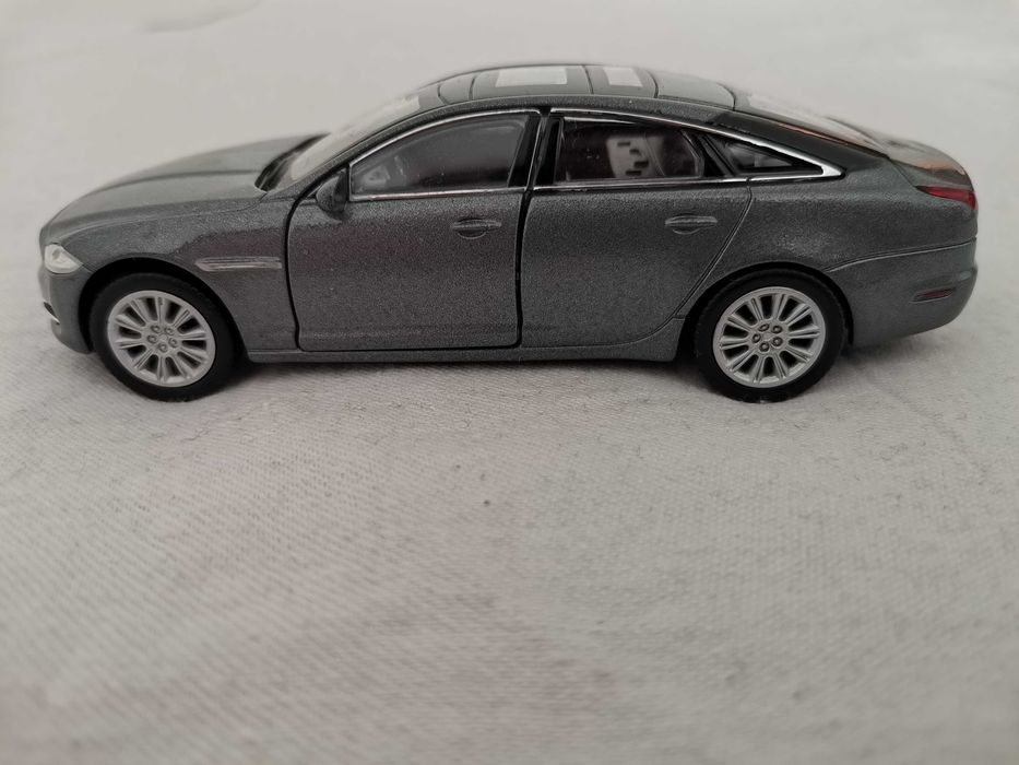 Продавам детски колички на производителите "Kinsmart" и "Welly"