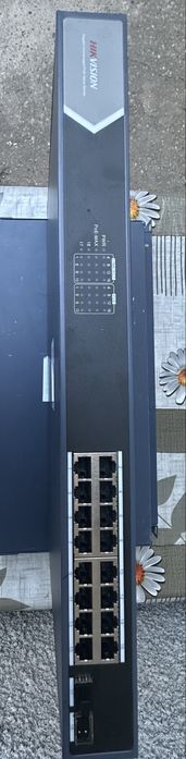 Switch 16 porturi PoE Gigabit Hikvision DS-3E0518P-E/M