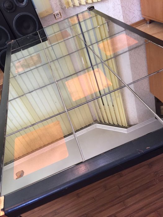 Дизаинерска Дървена маса със стъклен плот от малки квадратчета