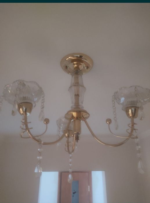 Продам люстру трехрожковую