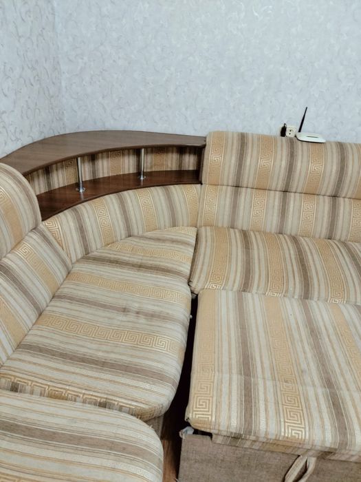 Продам угловой диван с креслом б/у