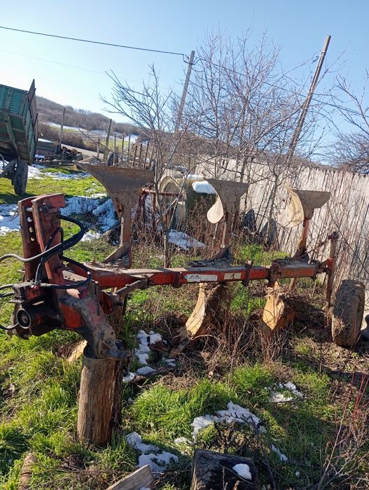 Vând tractor Renault