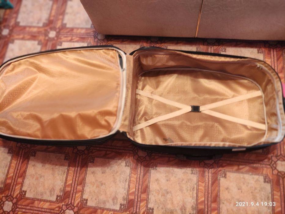 Чемодан туристический чёрного цвета