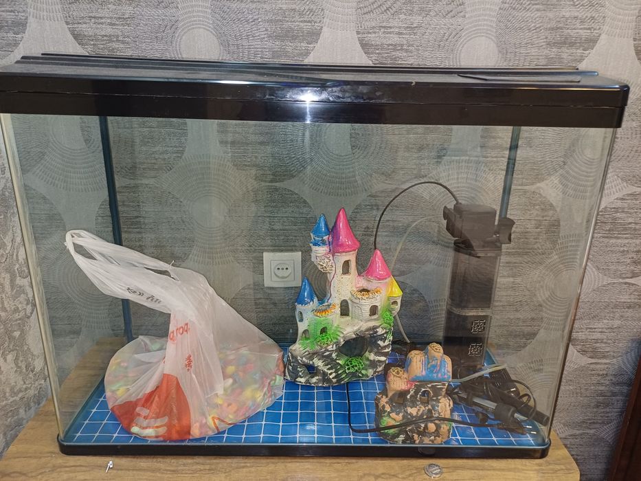 Срочно продаётся аквариум на 120 литров, всё в комплекте имеется.