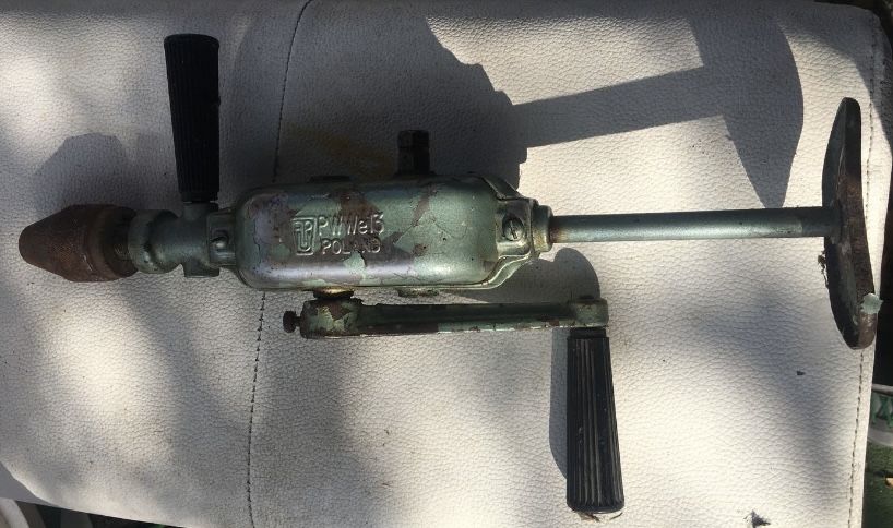 Руски самовар и полска ръчна дрелка