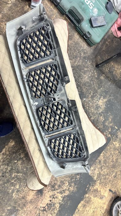 Продам решетку радиатора субару форостер сф5