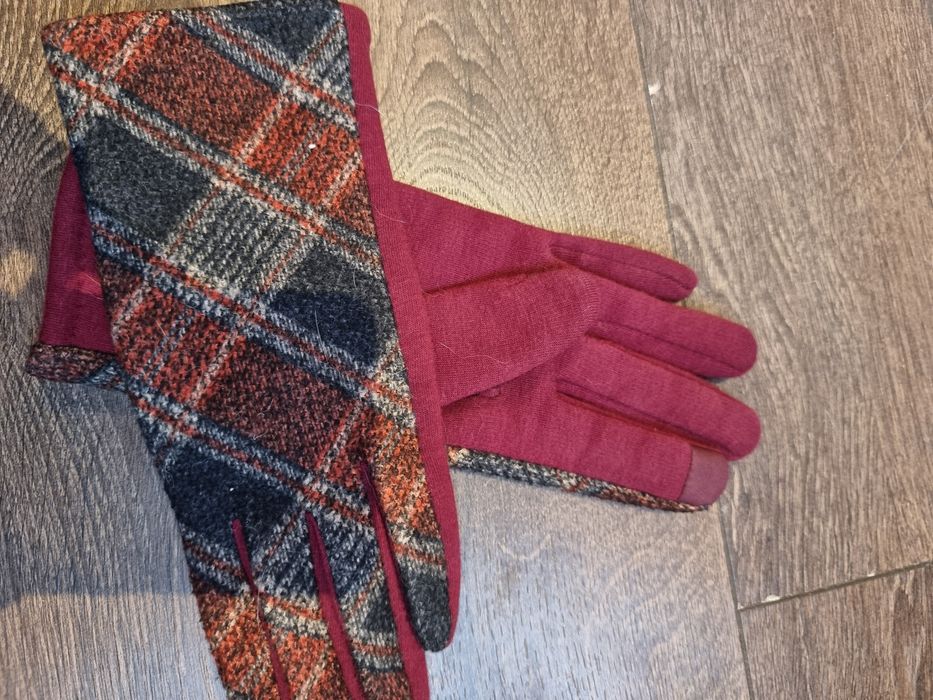 Дамски ръкавици в червен цвят с мотиви