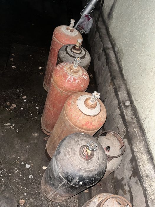 Газ баллондар 15 штук бар.