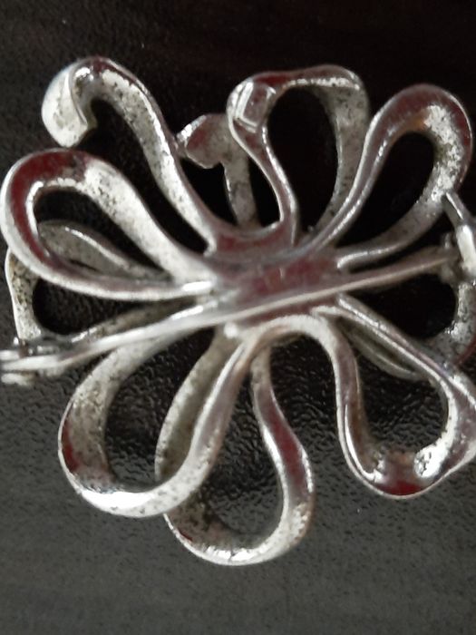 Красива брошка от миналотокръстчета , и нов,Луксозен ключодържател GUE