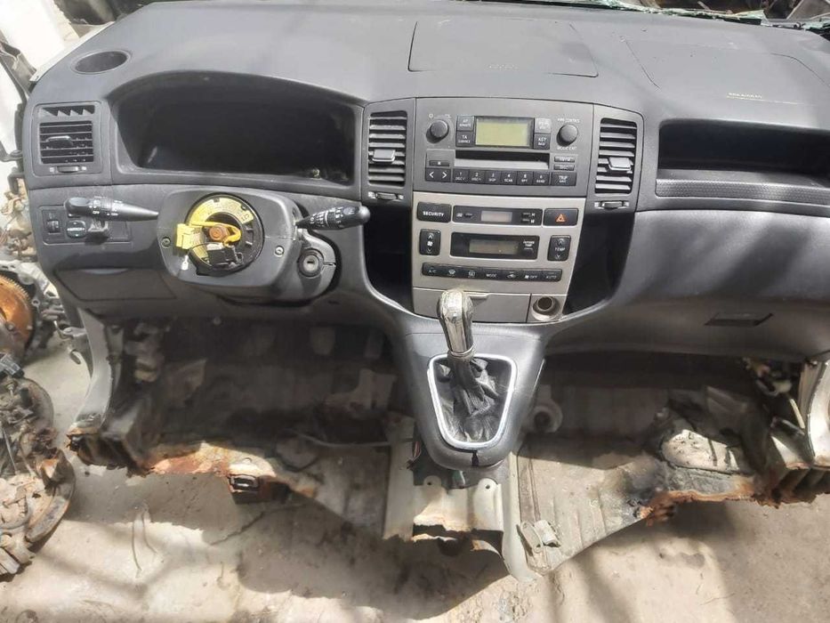 запчасти на toyota corolla verso