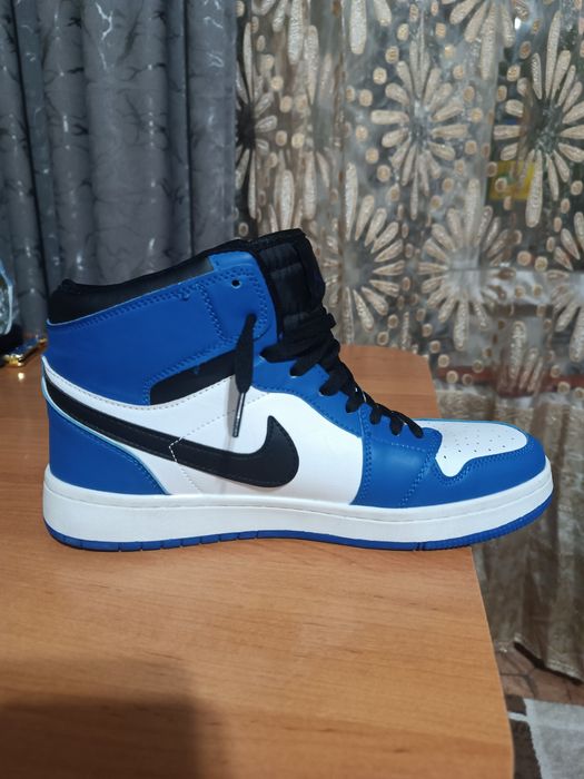 Продам кроссовки наик