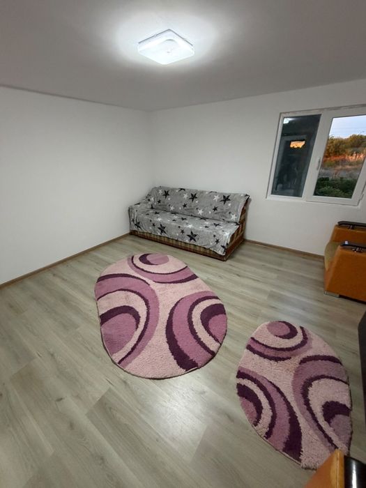 Inchiriez camere la curte