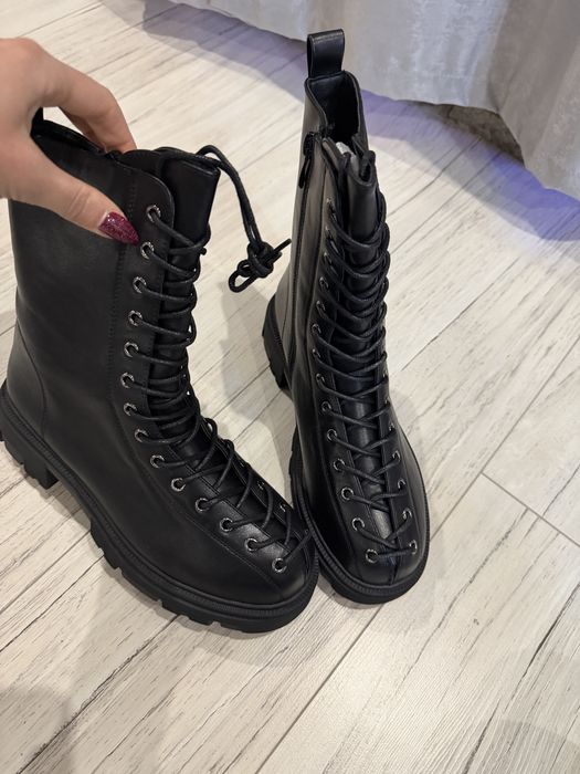 Чисто нови черни боти