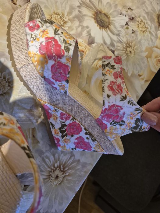 Сандали с платформа