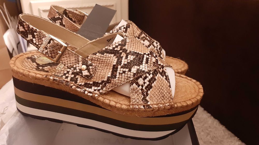 Дамски обувки UGG и REPLAY