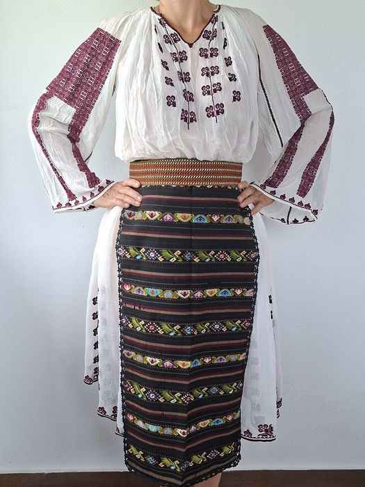 Vind costum traditional din marchizet
