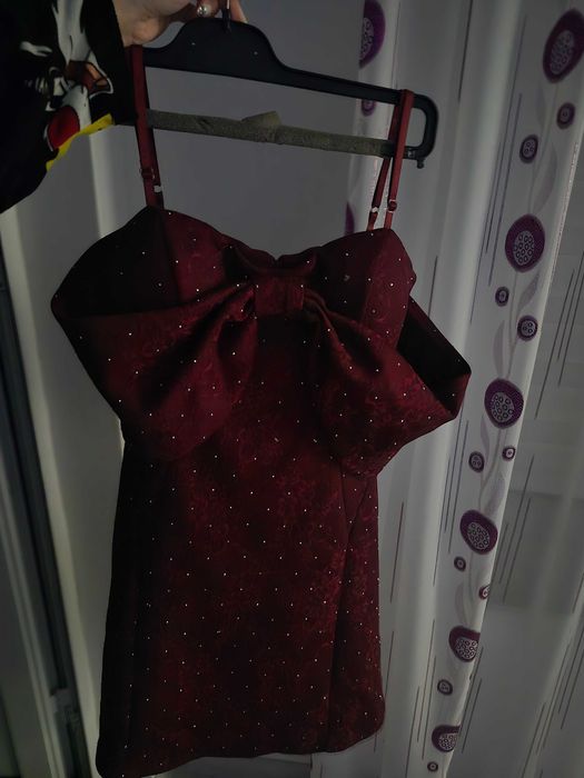 Елеганта Рокля с дантела и камъчета