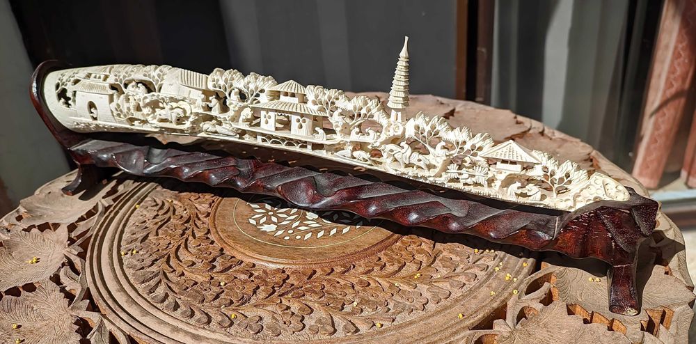 Изящно инкрустиран и резбован рог