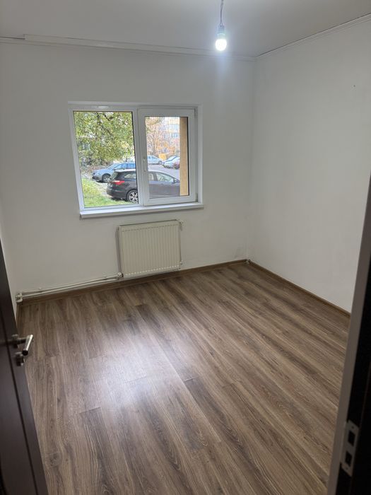 Inchiriez apartament nemobilat 4 camere parter Obcini