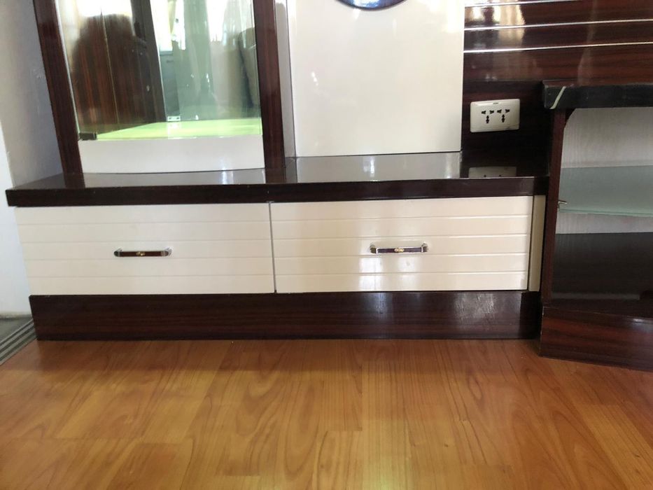 perete living cu display de sticlă,dulapuri laterale,spaţiu pentru TV